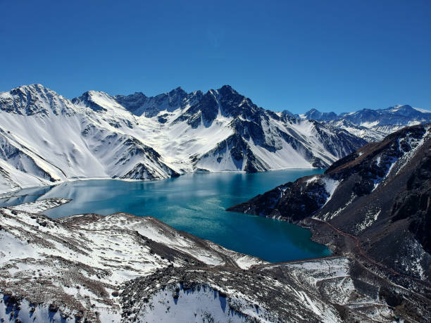 Located in the middle of the Andes mountain range, in addition to being the main source of drinking water for the inhabitants of the city of Santiago de Chile, this reservoir is an important tourist attraction for the wonderful postcards it offers.